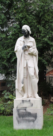 Подпись: Памятник Вольтеру перед площадью Пьерне в Париже