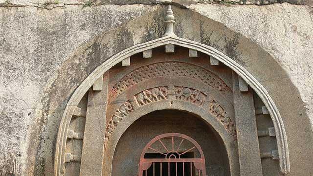 Буддийский пещерный монастырь: архитектура, скульптура, живопись